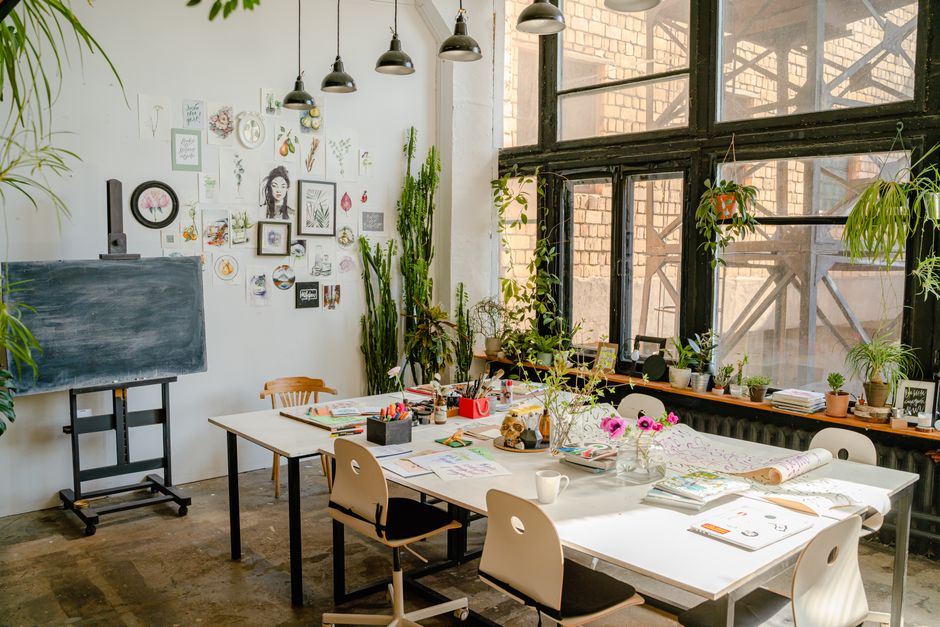 Scrivania di uno studio di design creativo con strumenti di progettazione
