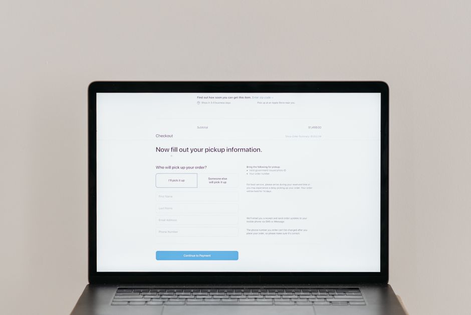 Sito web moderno visualizzato su schermo laptop